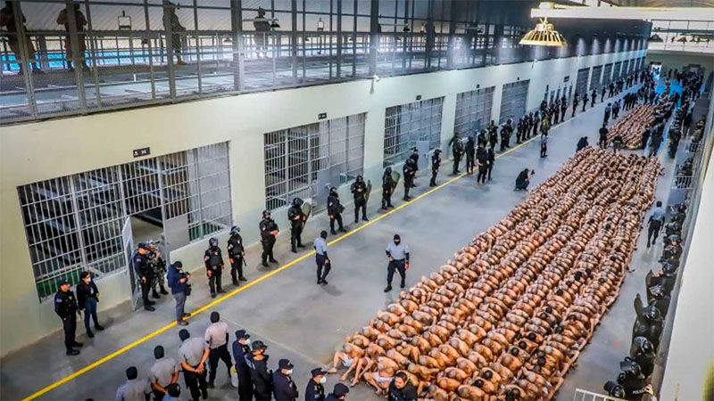 Bukele planea duplicar el tamaño de la megacárcel que alberga a inmigrantes